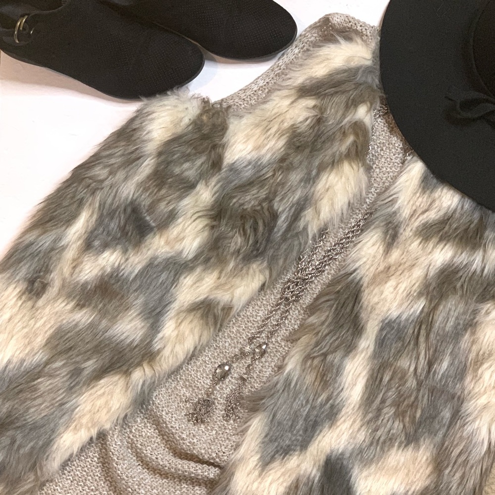 🌻3 for $25🏷️ • FAUX FUR VEST - ALMOST FAMOUS